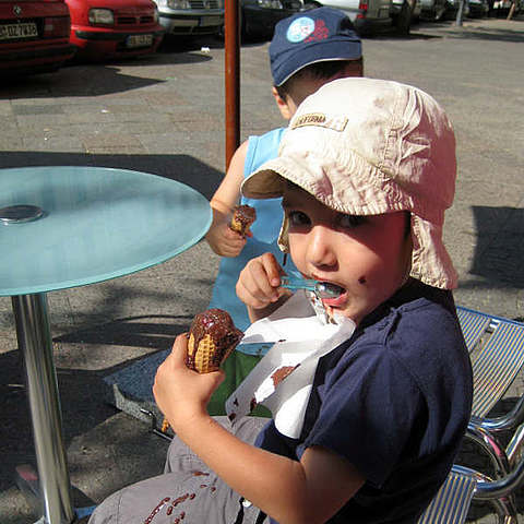 Kids essen Eis in Berlin-Kreuzberg Kids essen Eis in Berlin-Kreuzberg