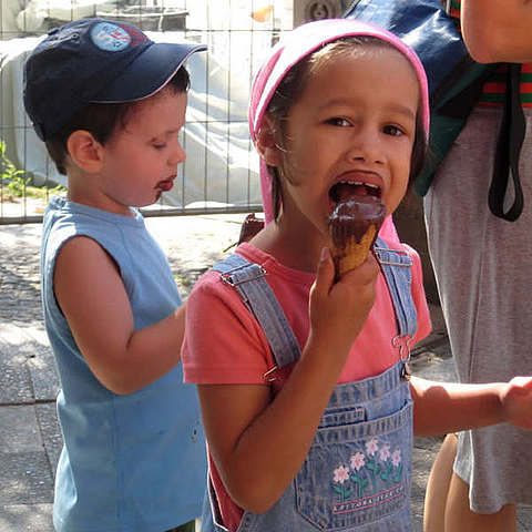 vanille & marille Eismanufaktur: Kids essen Eis vanille & marille Eismanufaktur: Kids essen Eis