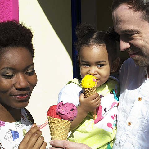 Familie ißt Eis bei vanille & marille Familie ißt Eis bei vanille & marille
