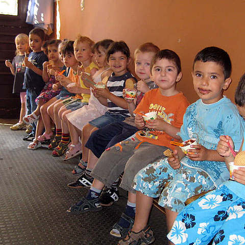 Kinder essen Eis bei vanille & marille Kinder essen Eis bei vanille & marille