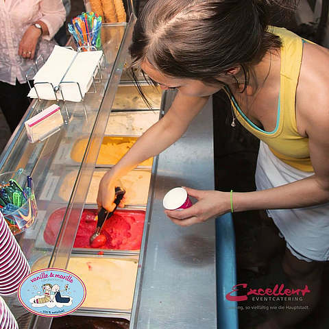 Eis-Catering: Eistheke mit Personal (Claudia) Eis-Catering: Eistheke mit Personal (Claudia)