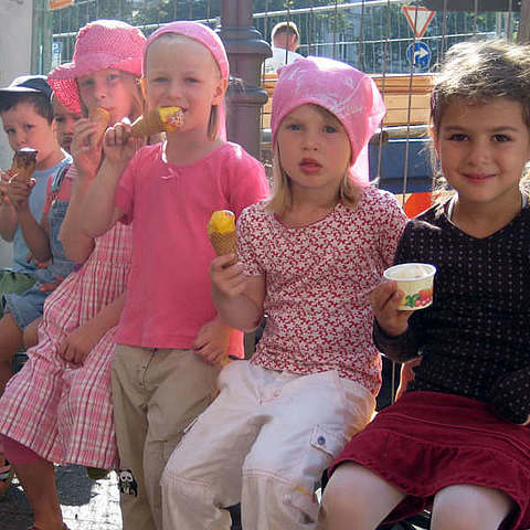 vanille & marille Eismanufaktur Berlin: Kinder essen Eis vanille & marille Eismanufaktur Berlin: Kinder essen Eis
